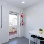 Host Wise - Trendy Bright Flats With Jacuzzi - 5 Min Διαμέρισμα